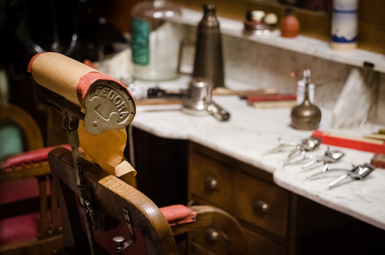 Akcesoria fryzjerskie – infrazony stojące i wiszące, stoliki, i inne niezbędniki potrzebne w pracy