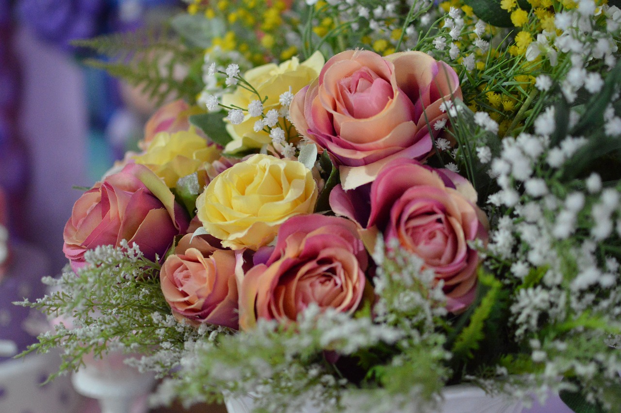 Kwiaty na salę weselną – sztuczne czy prawdziwe?